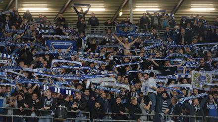 Reiselustig wie immer. Auch an diesem Wochenende werden die Fans von Hertha BSC (Szene vom Spiel in Hannover) ihrem Klub folgen. Der Ausflug nach Darmstadt wirft allerdings schon vor dem Anpfiff Fragen auf. 