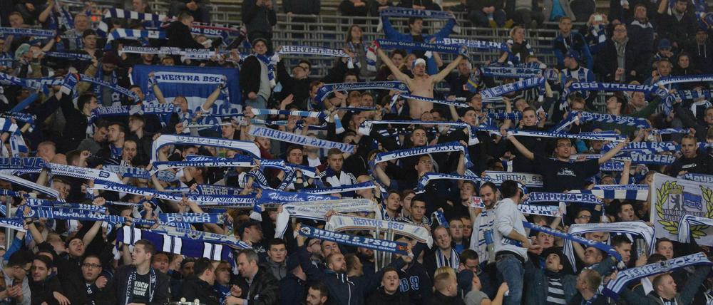 Reiselustig wie immer. Auch an diesem Wochenende werden die Fans von Hertha BSC (Szene vom Spiel in Hannover) ihrem Klub folgen. Der Ausflug nach Darmstadt wirft allerdings schon vor dem Anpfiff Fragen auf. 
