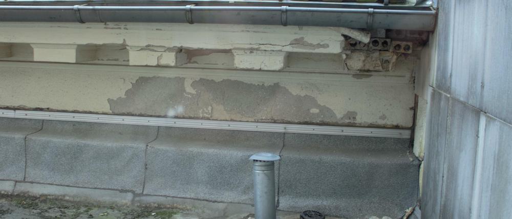 Die Fassade löst sich auf: Kiloschwere Teile sind schon in den Hof gefallen. Feuchtigkeit dringt ins Gebäude ein. Baubeginn: unbekannt