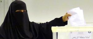 Wahl in Saudi-Arabien: Eine Frau gibt in der Hauptstadt Riad ihre Stimme ab.