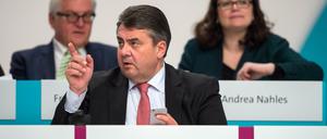 Bundesaußenminister Frank-Walter Steinmeier (l-r, SPD), der SPD-Vorsitzende und Bundeswirtschaftsminister Sigmar Gabriel (SPD) und Bundesarbeitsministerin Andrea Nahles (SPD) sitzen am 10.12.2015 beim Bundesparteitag der Sozialdemokratischen Partei Deutschlands (SPD) in Berlin. 