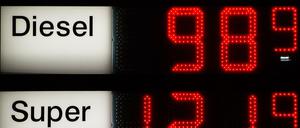 Eine Preisanzeige an einer Tankstelle zeigt in Hamburg 98,9 Cent pro Liter Diesel und 1,21 Euro pro Liter Super 95 E10 an. 