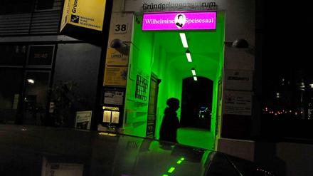 Das lila Logo weist den Weg: Restaurant Wilhelmine Speisesaal im Gründerinnenzentrum Weiberwirtschaft in der Anklamer Straße