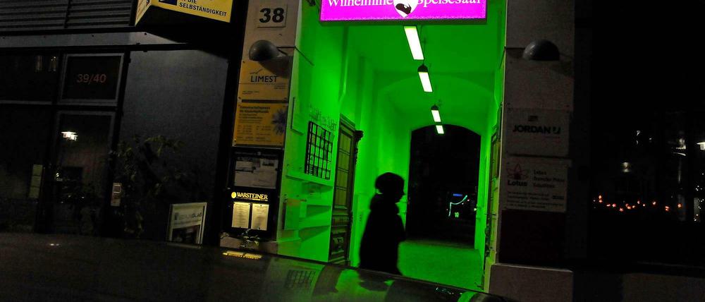 Das lila Logo weist den Weg: Restaurant Wilhelmine Speisesaal im Gründerinnenzentrum Weiberwirtschaft in der Anklamer Straße