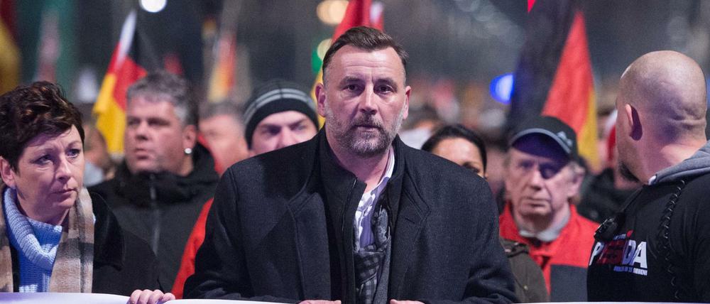 Pegida-Mitbegründer Lutz Bachmann (M) geht am 07.12.2015 während einer Kundgebung des Bündnisses Pegida (Patriotische Europäer gegen die Islamisierung des Abendlandes) in Dresden (Sachsen) mit Anhängern durch die Dresdner Innenstadt. 