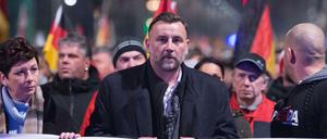 Pegida-Mitbegründer Lutz Bachmann (M) geht am 07.12.2015 während einer Kundgebung des Bündnisses Pegida (Patriotische Europäer gegen die Islamisierung des Abendlandes) in Dresden (Sachsen) mit Anhängern durch die Dresdner Innenstadt.