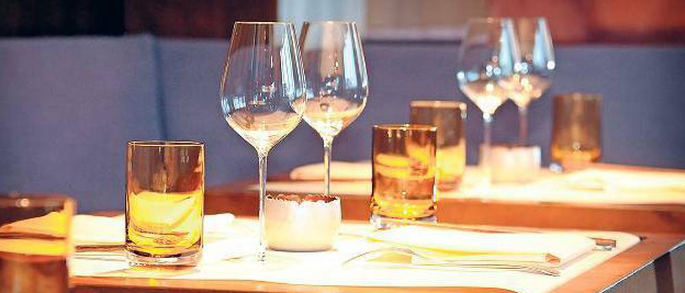 Ein Tisch, zwei Gläser