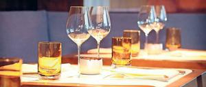 Ein Tisch, zwei Gläser