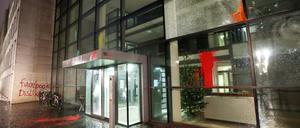 Die Hamburger Niederlassung von Facebook ist am Samstagabend angegriffen worden, die Täter beschmierten das Gebäude mit Farbe, schmissen Scheiben ein und schrieben "Facebook dislike" sauf die Hauswand.