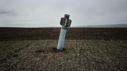Eine Rakete, die nicht explodiert ist, steckt in einem Feld in der Ostukraine nahe der Ortschaft Dmitrivka. 