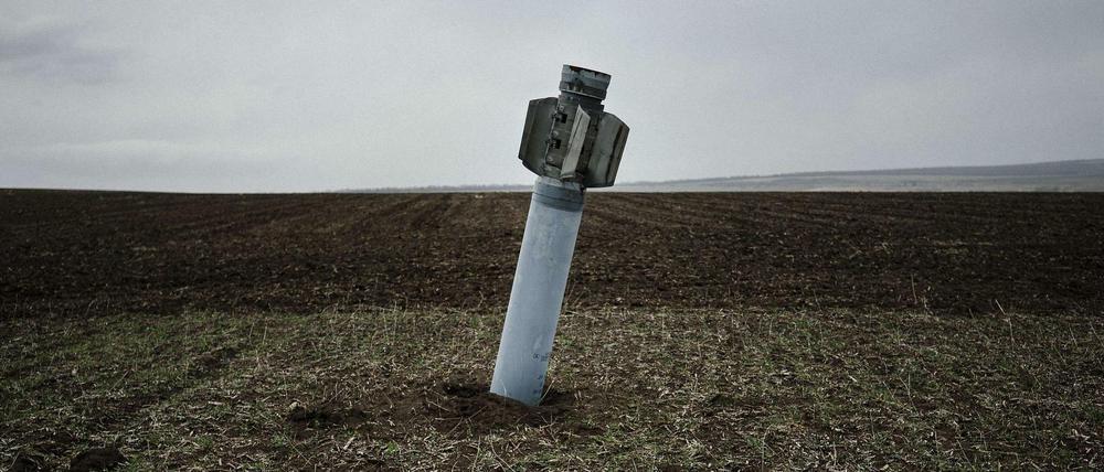 Eine Rakete, die nicht explodiert ist, steckt in einem Feld in der Ostukraine nahe der Ortschaft Dmitrivka. 