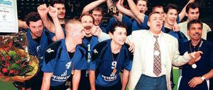 Lang ist’s her. Dreimal gewann der SCC Berlin, der Vorgängerverein der BR Volleys, den DVV-Pokal. Auf dem Foto der Jubel nach dem 3:1-Sieg über den Lokalrivalen Post Berlin im Finale von Wuppertal 1996. Der bislang letzte Triumph gelang 2000.