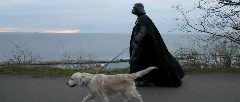 Darth Mykolaiovych Vader im ukrainischen Odessa. Die Filmfigur wurde von einem lokalen Aktivisten ausgesucht, um den Politikbetrieb vorzuführen. Das Star-Wars-Universum greift in die reale Welt ein.