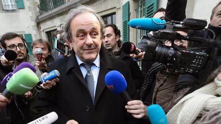 Wie immer im Mittelpunkt. Michel Platini vor dem Sportgerichtshof in Lausanne. 