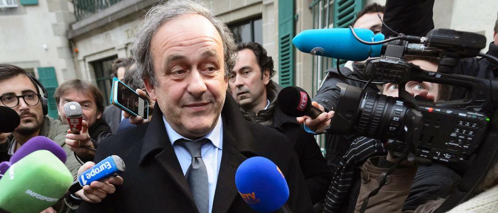Wie immer im Mittelpunkt. Michel Platini vor dem Sportgerichtshof in Lausanne. 