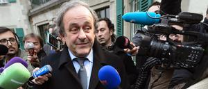 Wie immer im Mittelpunkt. Michel Platini vor dem Sportgerichtshof in Lausanne. 