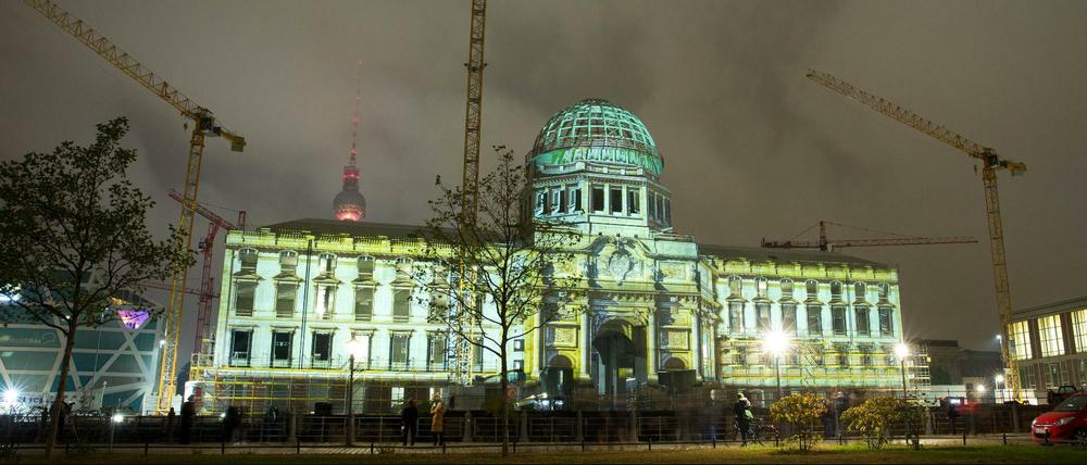 Ins rechte Licht gerückt. Das Humboldt-Forum wird an seiner Westseite im Rahmen des "Festivals of Lights" am 13.10.2015 farbig beleuchtet. 