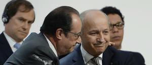 Frankreichs Präsident Francois Hollande (links) dankt seinem Außenminister und und Konferenzleiter Laurent Fabius für sein Ringen um ein Klimaschutzabkommen.