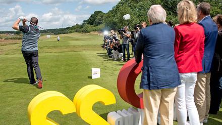 Abgeschlagen. Ex-Profigolfer Nick Faldo schlug am 9. September am Rande einer Pressekonferenz zur deutschen Bewerbung in Bad Saarow einen Ball. Geholfen hat es nicht.