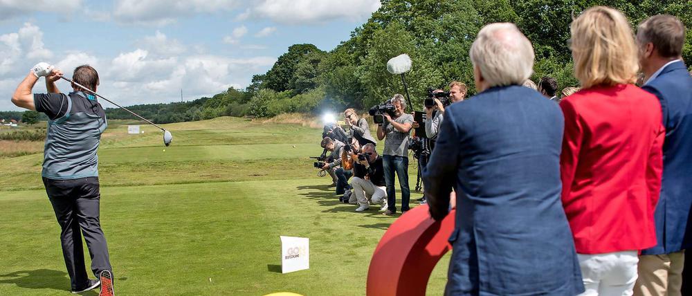Abgeschlagen. Ex-Profigolfer Nick Faldo schlug am 9. September am Rande einer Pressekonferenz zur deutschen Bewerbung in Bad Saarow einen Ball. Geholfen hat es nicht.