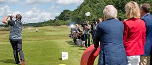 Abgeschlagen. Ex-Profigolfer Nick Faldo schlug am 9. September am Rande einer Pressekonferenz zur deutschen Bewerbung in Bad Saarow einen Ball. Geholfen hat es nicht.