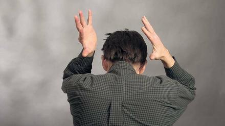 Getrieben werden. Persönlicher Widerstand gegen allgemeine Hysterie ist machbar, kostet aber viel Kraft.