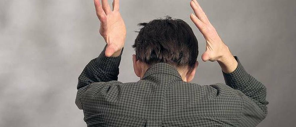 Getrieben werden. Persönlicher Widerstand gegen allgemeine Hysterie ist machbar, kostet aber viel Kraft.