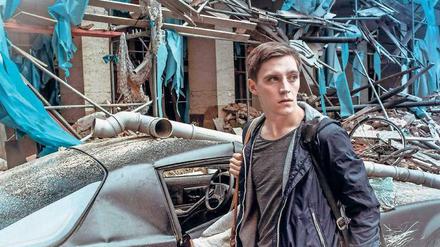Der Spion, der aus dem Osten kam.  Martin Rauch alias Moritz Stamm (Jonas Nay) ist Zeuge einer heftigen Detonation im Maison de France in West-Berlin.