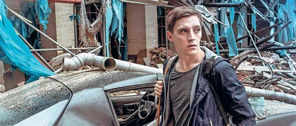 Der Spion, der aus dem Osten kam. Martin Rauch alias Moritz Stamm (Jonas Nay) ist Zeuge einer heftigen Detonation im Maison de France in West-Berlin.