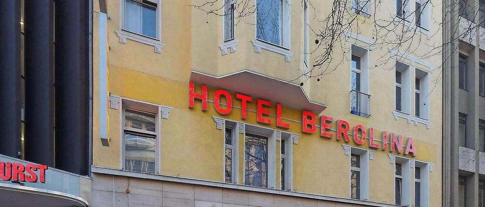 Bereits vor dem Umbau zur Flüchtlingsunterkunft hatte das „Hotel Berolina“ an der Rankestraße nahe dem Breitscheidplatz und dem Ku'damm geschlossen. 