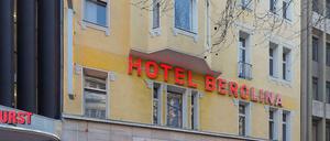 Bereits vor dem Umbau zur Flüchtlingsunterkunft hatte das „Hotel Berolina“ an der Rankestraße nahe dem Breitscheidplatz und dem Ku'damm geschlossen. 