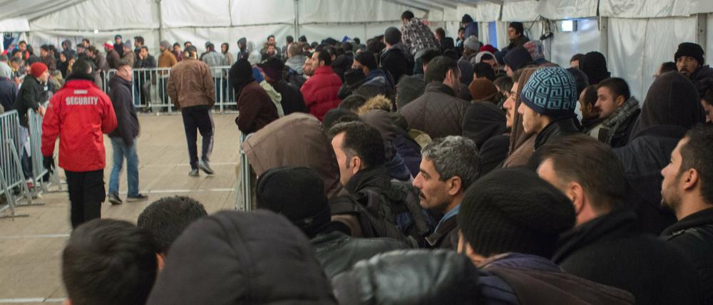 Flüchtlinge warten vor dem Lageso in Berlin-Moabit.