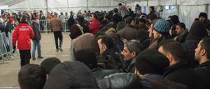 Flüchtlinge warten vor dem Lageso in Berlin-Moabit.