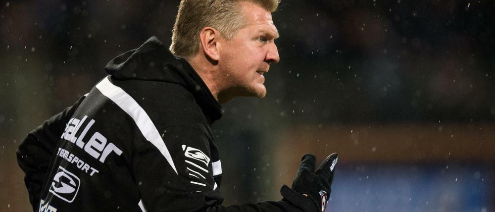 Trainer Stefan Effenberg von Paderborn.