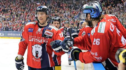 Berlins Marcel Noebels (links) glänzte mit zwei Treffern für die Eisbären.