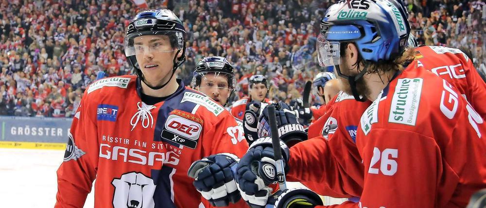 Berlins Marcel Noebels (links) glänzte mit zwei Treffern für die Eisbären.