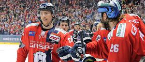 Berlins Marcel Noebels (links) glänzte mit zwei Treffern für die Eisbären.