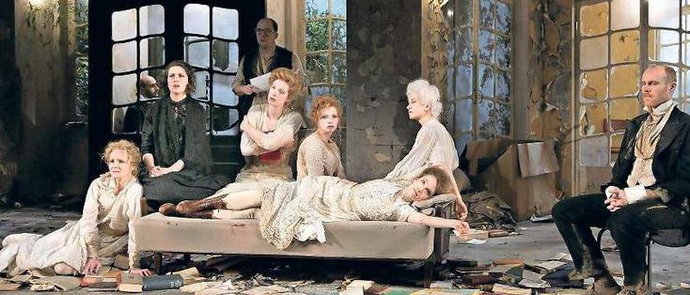 Überall Bücher. So hat Alvis Hermanis 2012 an der Berliner Schaubühne die „Sommergäste“ von Maxim Gorki interpretiert. Elegisch, verschlossen, eine Beletage, die sich im Untergang zuhause fühlt.