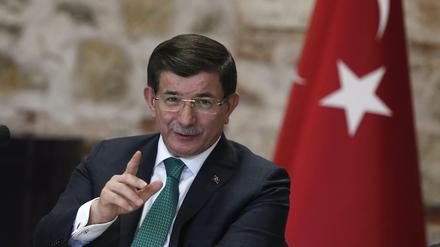 Ahmet Davutoglu wirft Russland ethnische Säuberungen in Syrien durch ihre Luftangriffe vor.