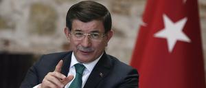 Ahmet Davutoglu wirft Russland ethnische Säuberungen in Syrien durch ihre Luftangriffe vor.