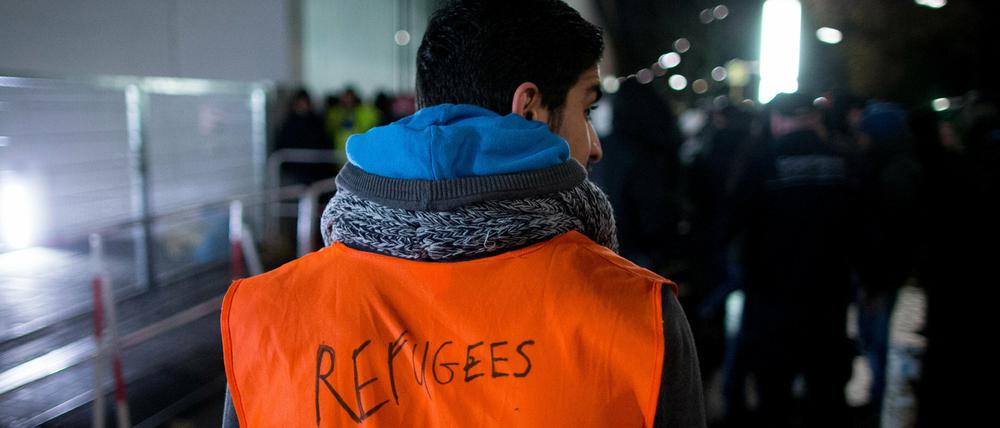 Auch vor dem Lageso sind viele Helfer aktiv und helfen den Neuankömmlingen. 