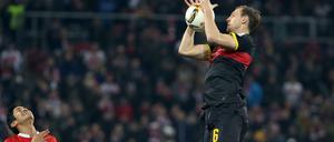 Der Mainzer Yoshinori Muto (l) ärgert sich über ein Abseits während der Stuttgarter Georg Niedermeier bereits den Ball fängt. 