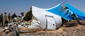 Russische Offizielle besichtigen am 1. November die Trümmer der über dem Sinai abgestürzten Maschine der russischen Airline. 