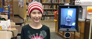 Peyton Walton mit ihrem Roboter PAVS in der Schule in Poolesville, USA. Die Grundschülerin hat eine seltene Krebserkrankung und muss sich in New York behandeln lassen.