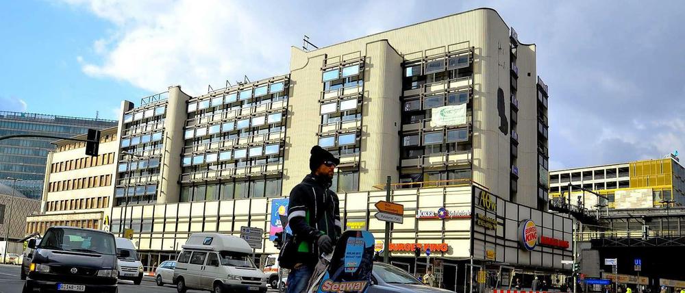 Vom Aufschwung überrollt. An der Joachimsthaler Straße musste die einst als Aschinger- und Leineweber-Haus bekannte Passage weichen. Das Bild stammt aus dem März 2015.