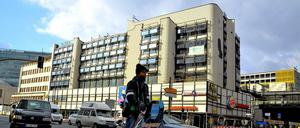 Vom Aufschwung überrollt. An der Joachimsthaler Straße musste die einst als Aschinger- und Leineweber-Haus bekannte Passage weichen. Das Bild stammt aus dem März 2015.