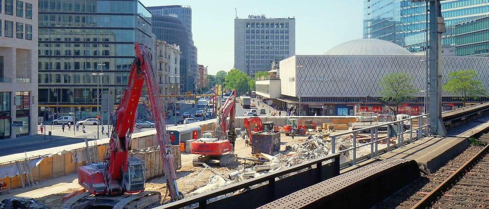 So ungehindert konnte man schon lange nicht mehr vom Bahnhof Zoo in Richtung Ku'damm blicken. Der Abriss der Passage in der Joachimsthaler Straße macht's möglich.