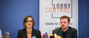 Auf die Fingergeguckt. Geschäftsführerin Imke Drießen und Autor Timo Lange von Lobbycontrol stellten den aktuellen Report vor.