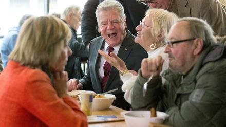 Der Bundespräsident aß zwar nichts, er unterhielt sich aber offenbar gut mit den Gästen der Suppenküche.