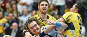 Gerangel. Melsungens Timm Schneider (l.) setzt sich gegen Alexander Petersson (r.) von den Rhein-Neckar Löwen durch.